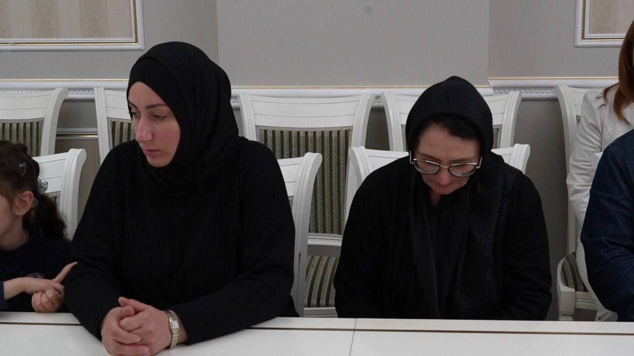 В Махачкале глава города Джамбулат Салавов воздал дань уважения павшим героям, вручив государственные награды близким военнослужащих, героически погибших при исполнении служебных обязанностей в зоне проведения специальной... В Махачкале глава города Джамбулат Салавов воздал дань уважения павшим героям, вручив государственные награды близким военнослужащих, героически погибших при исполнении служебных обязанностей в зоне проведения специальной...