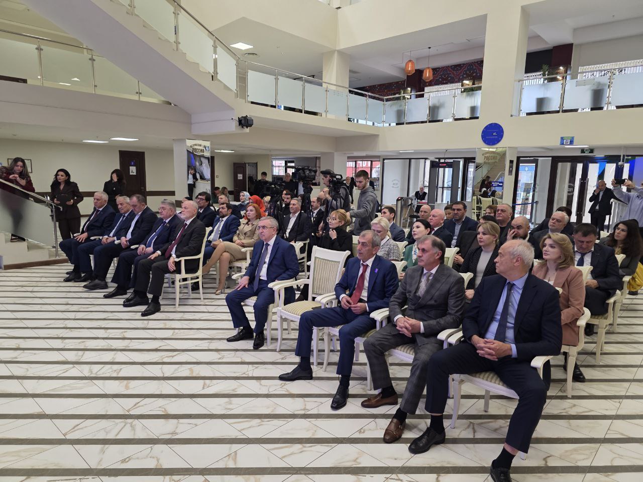 После просмотра фильма к участникам презентации обратился Председатель Народного Собрания РД Заур Аскендеров: «Это наши маленькие земляки, которые ежедневно преодолевают трудности в жизни. Уверен, что все вы относитесь к той... После просмотра фильма к участникам презентации обратился Председатель Народного Собрания РД Заур Аскендеров: «Это наши маленькие земляки, которые ежедневно преодолевают трудности в жизни. Уверен, что все вы относитесь к той...