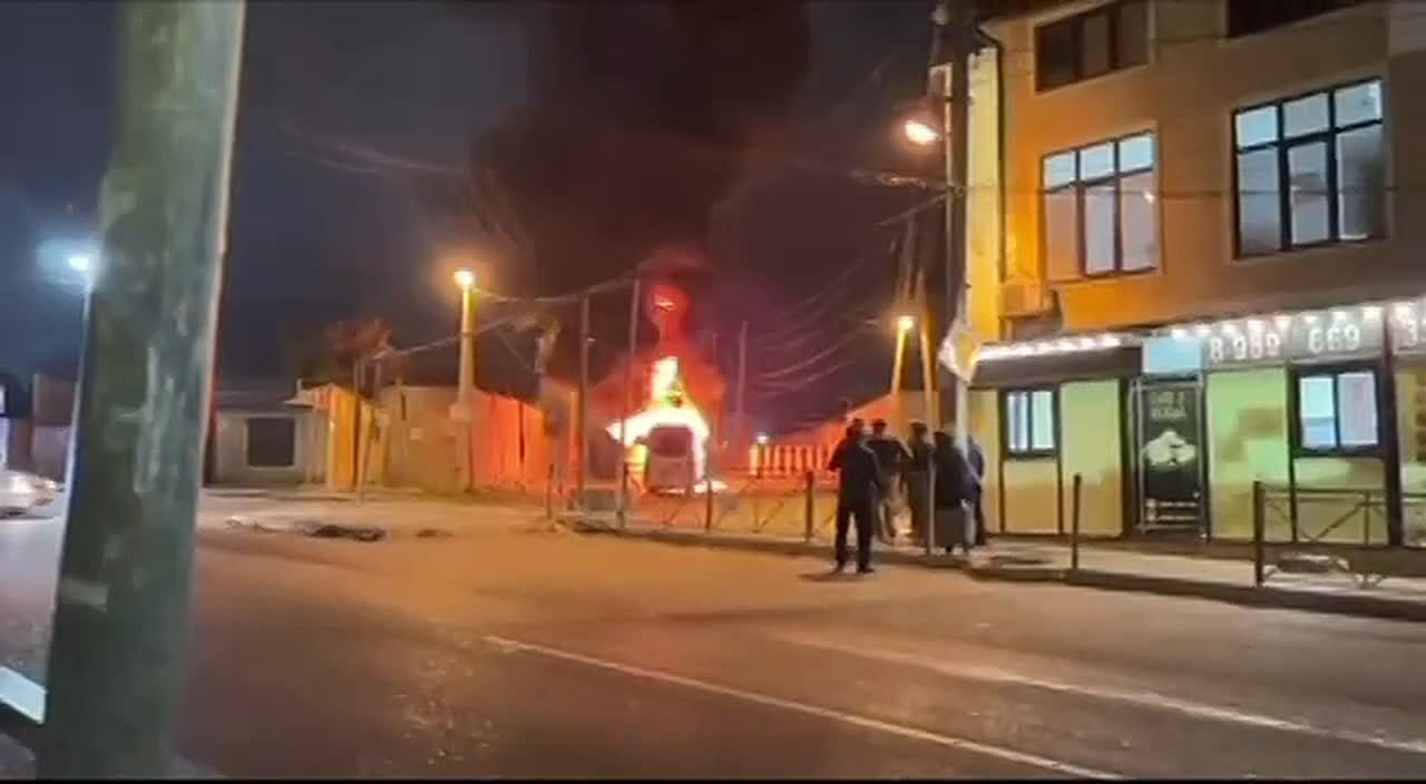 В Ленинкенте, напротив школы №2, горит рейсовый автобус