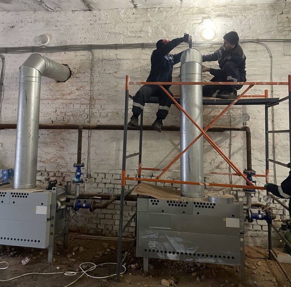 Бригада из Дагестана установила дымоотвод в новой котельной Дома Культуры Тимошевки Михайловского района