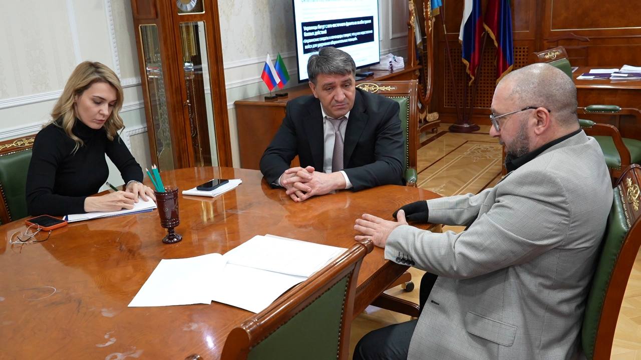 Глава Махачкалы Джамбулат Салавов на встрече с вице-президентом местной общественной организации «Физкультурно-спортивный клуб инвалидов "Анжи"»заверил, что развитие спорта для людей с инвалидностью останется на особом... Глава Махачкалы Джамбулат Салавов на встрече с вице-президентом местной общественной организации «Физкультурно-спортивный клуб инвалидов "Анжи"»заверил, что развитие спорта для людей с инвалидностью останется на особом...