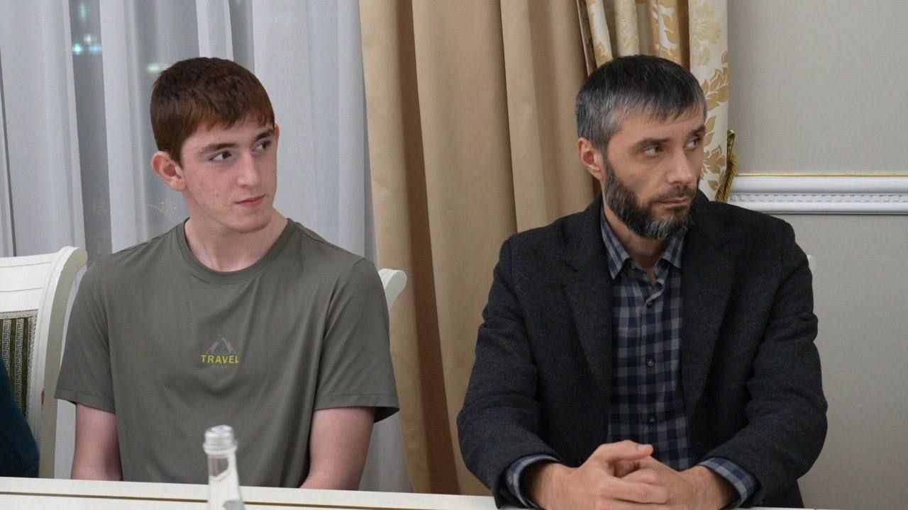 В Махачкале глава города Джамбулат Салавов воздал дань уважения павшим героям, вручив государственные награды близким военнослужащих, героически погибших при исполнении служебных обязанностей в зоне проведения специальной... В Махачкале глава города Джамбулат Салавов воздал дань уважения павшим героям, вручив государственные награды близким военнослужащих, героически погибших при исполнении служебных обязанностей в зоне проведения специальной...