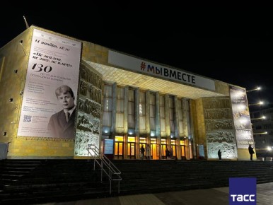 Первый в Дагестане литературно-музыкальный спектакль "Не жалею, не зову, не плачу", приуроченный к 130-летию со дня рождения русского поэта Сергея Есенина, состоялся в Русском драматическом театре Махачкалы, передает...
