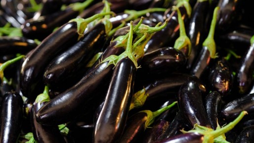 Пикантное блюдо из баклажанов готовится за 10 минут: вкуснее банальных рулетиков