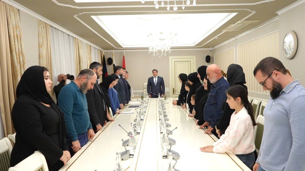 Джамбулат Салавов: Также передал государственные награды родственникам военнослужащих, погибших в зоне проведения специальной военной операции