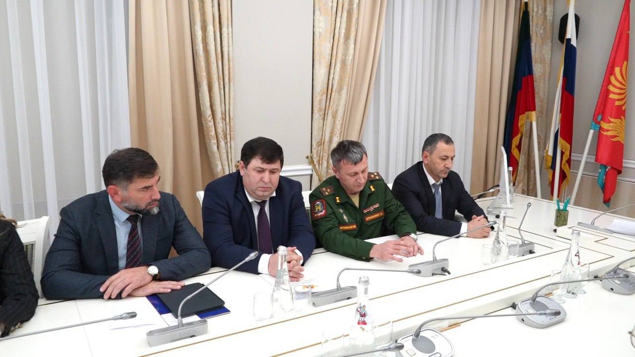 Эмилия Шахабутиновна: Мэр города встретился с родителями и вдовами военнослужащих, погибших в зоне СВО Эмилия Шахабутиновна: Мэр города встретился с родителями и вдовами военнослужащих, погибших в зоне СВО