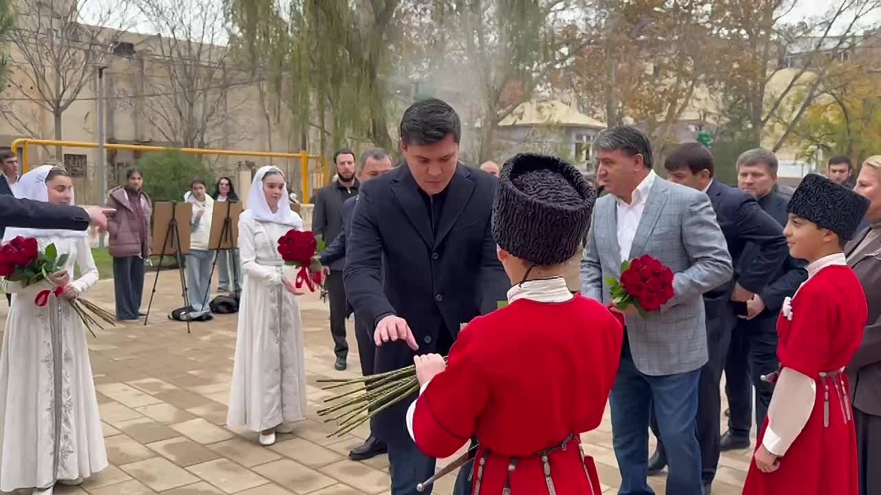 Мэр Махачкалы Джамбулат Салавов почтил память выдающихся сынов Дагестана