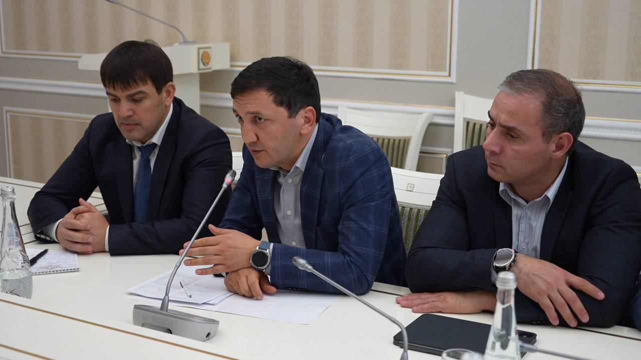 Эмилия Шахабутиновна: На совещании под руководством мэра города представила комплексный план праздничных мероприятий, посвящённых встрече Нового года Эмилия Шахабутиновна: На совещании под руководством мэра города представила комплексный план праздничных мероприятий, посвящённых встрече Нового года