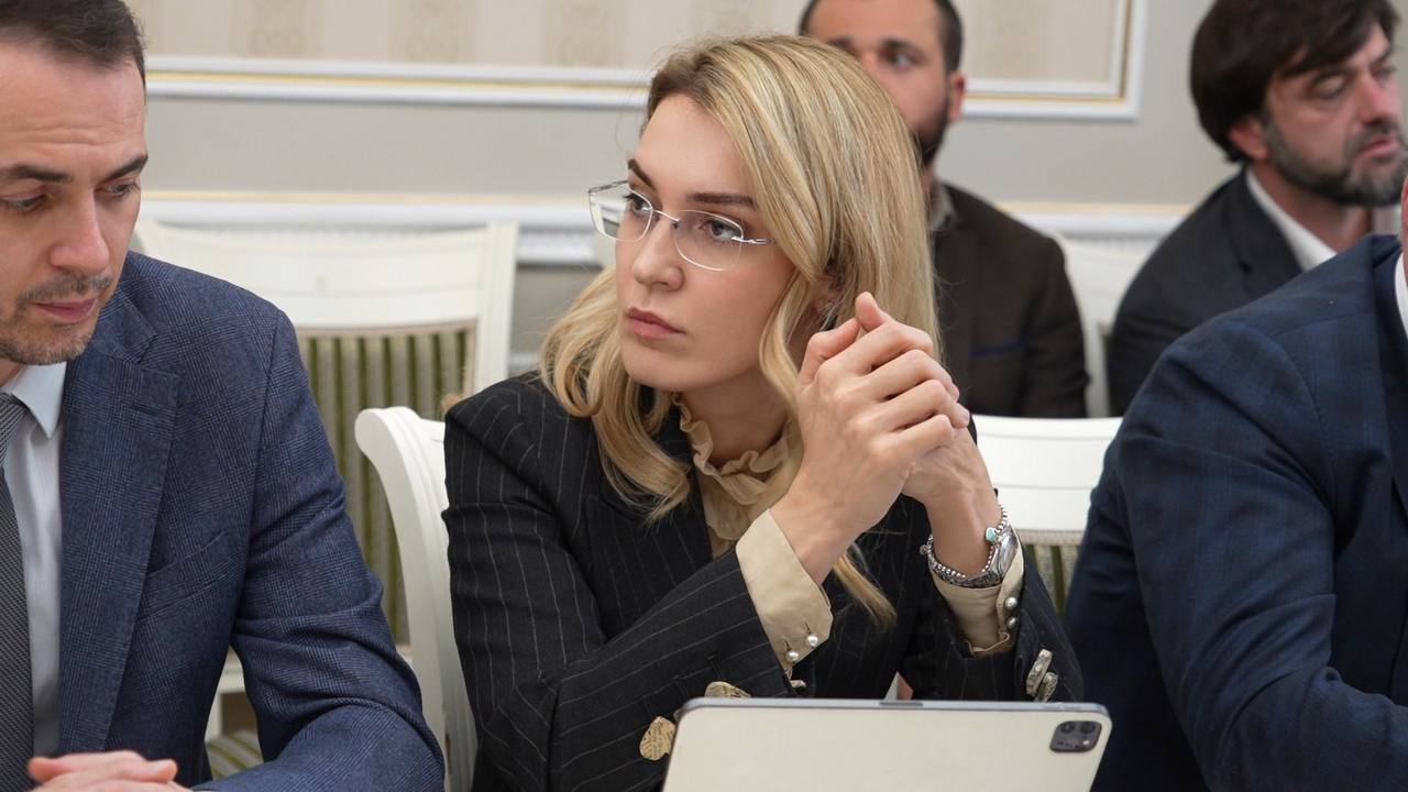 Эмилия Шахабутиновна: На совещании под руководством мэра города представила комплексный план праздничных мероприятий, посвящённых встрече Нового года Эмилия Шахабутиновна: На совещании под руководством мэра города представила комплексный план праздничных мероприятий, посвящённых встрече Нового года