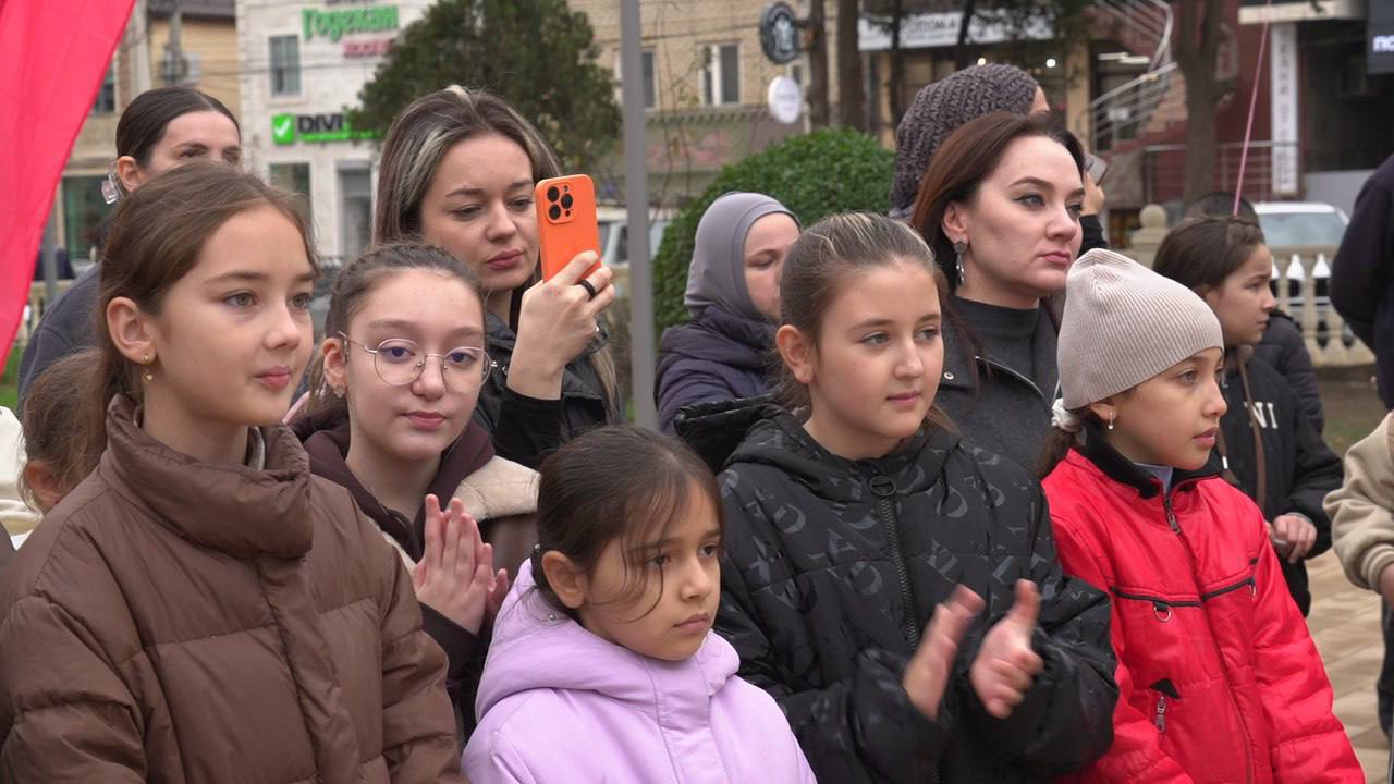 Фоторепортаж с открытия нового сквера на ул. Ахмата-Хаджи Кадырова Фоторепортаж с открытия нового сквера на ул. Ахмата-Хаджи Кадырова