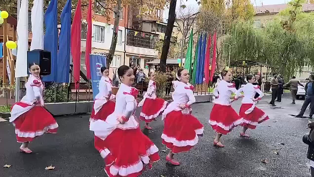 Торжественное открытие двух дворовых территорий, благоустроенных в рамках федеральной программы «Формирование комфортной городской среды», превратилось в настоящий праздник для жителей и гостей Махачкалы