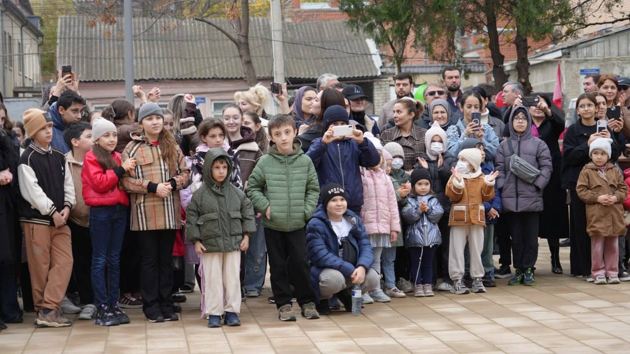 Фоторепортаж с открытия нового сквера на ул. Ахмата-Хаджи Кадырова Фоторепортаж с открытия нового сквера на ул. Ахмата-Хаджи Кадырова