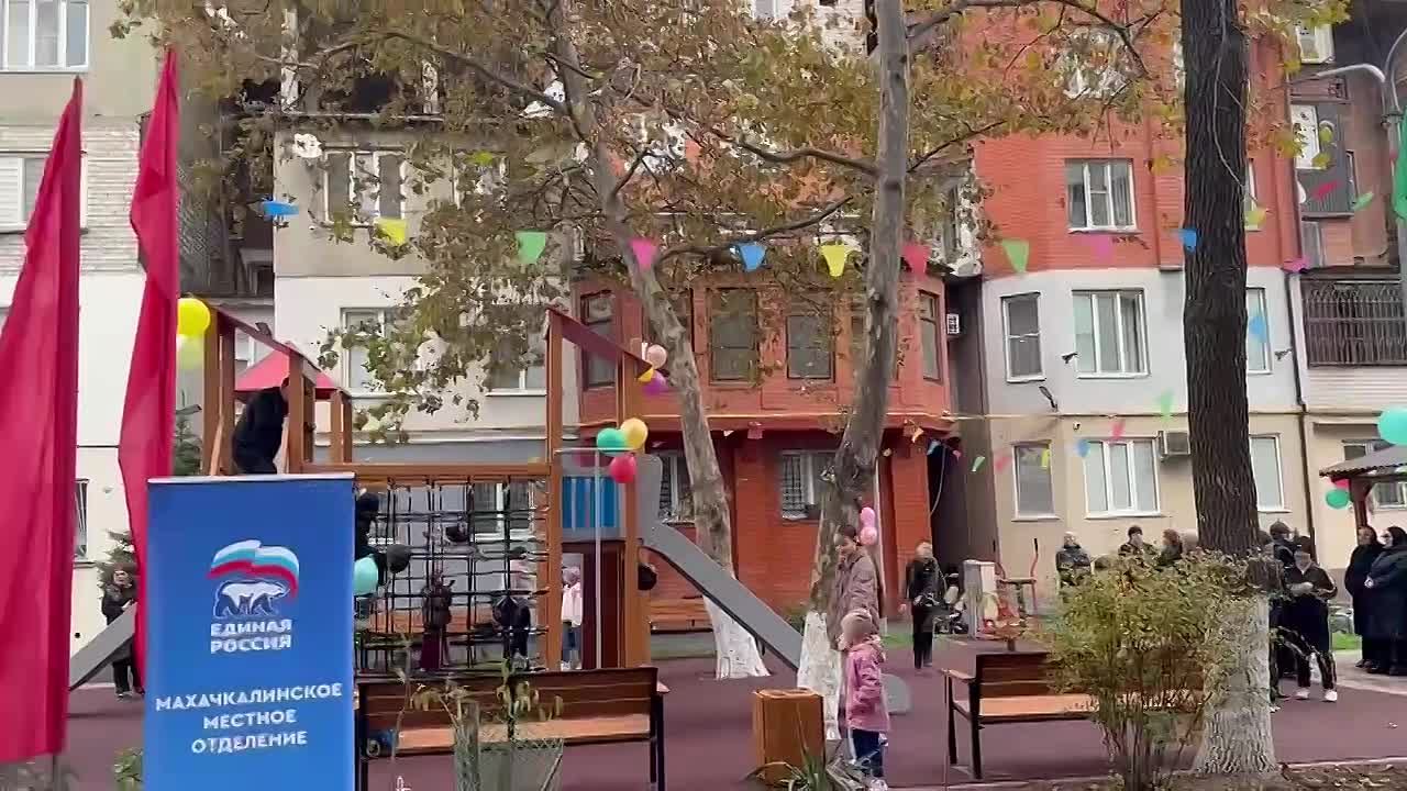Сегодня в Махачкале торжественно открыли еще и благоустроенную дворовую территорию по ул. Братьев Нурбагандовых, 26