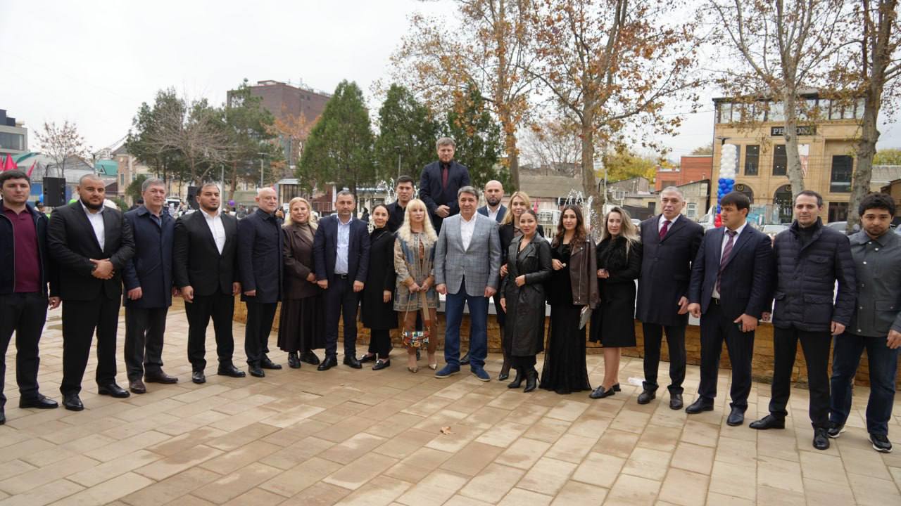 Фоторепортаж с открытия нового сквера на ул. Ахмата-Хаджи Кадырова Фоторепортаж с открытия нового сквера на ул. Ахмата-Хаджи Кадырова