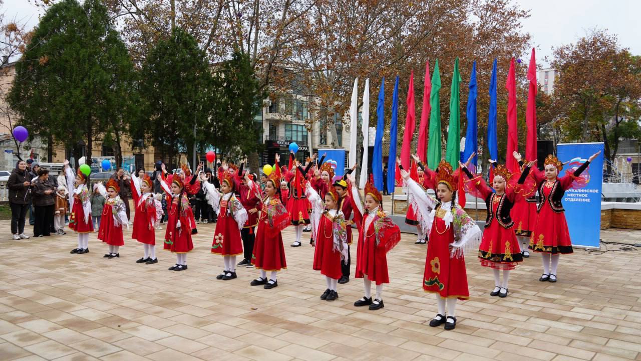 В Махачкале прошло официальное открытие сквера по ул. А. Кадырова, реализованного в рамках федеральной программы «Формирование современной городской среды» на 2025 год В Махачкале прошло официальное открытие сквера по ул. А. Кадырова, реализованного в рамках федеральной программы «Формирование современной городской среды» на 2025 год