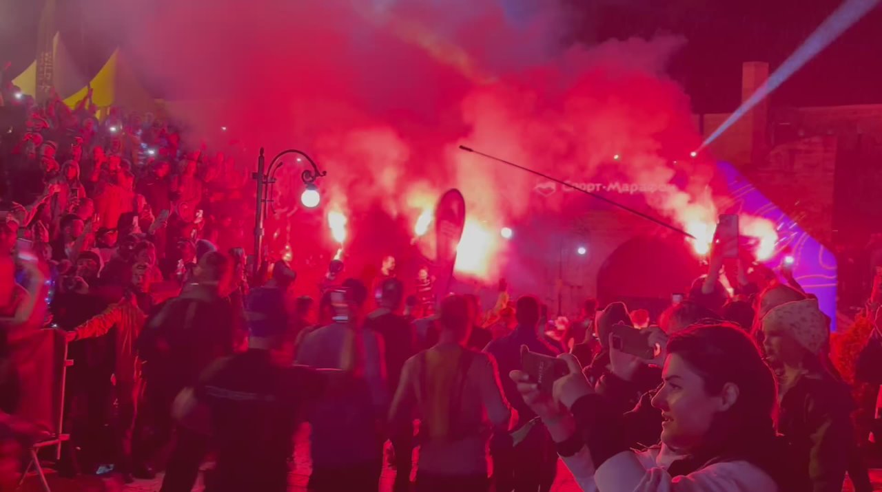 СТАРТ ПОЛУМАРАФОНА!. 21 километр вырывается со старта у Нарын-Калы, и это выглядит фантастически