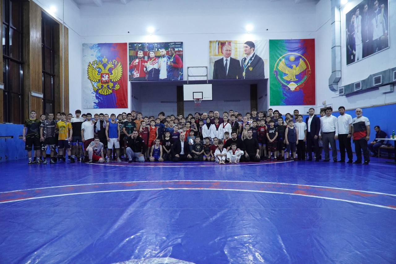 Брейн-ринг на ковре. В спортшколе имени Абдулрашида Садулаева состоялась интеллектуальная викторина на знания о своей стране, её истории, географии и культурном наследии, а также о Республике Дагестан Брейн-ринг на ковре. В спортшколе имени Абдулрашида Садулаева состоялась интеллектуальная викторина на знания о своей стране, её истории, географии и культурном наследии, а также о Республике Дагестан