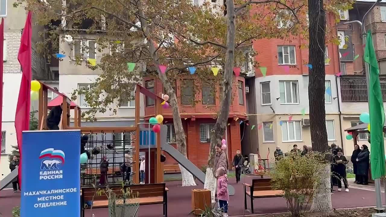 Сегодня также состоялось торжественное открытие благоустроенной дворовой территории по адресу ул. Братьев Нурбагандовых, 26