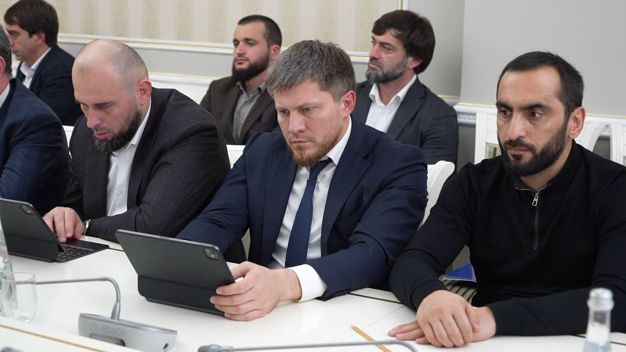 Эмилия Шахабутиновна: На совещании под руководством мэра города представила комплексный план праздничных мероприятий, посвящённых встрече Нового года Эмилия Шахабутиновна: На совещании под руководством мэра города представила комплексный план праздничных мероприятий, посвящённых встрече Нового года