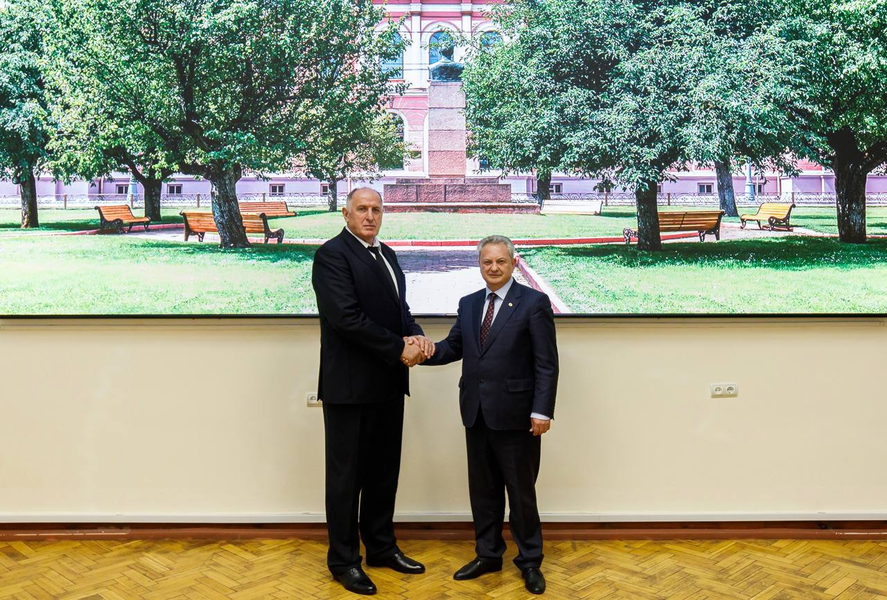 Президент России Владимир Путин наградил коллектив Российского государственного аграрного университета имени К.А. Тимирязева орденом "За доблестный труд"