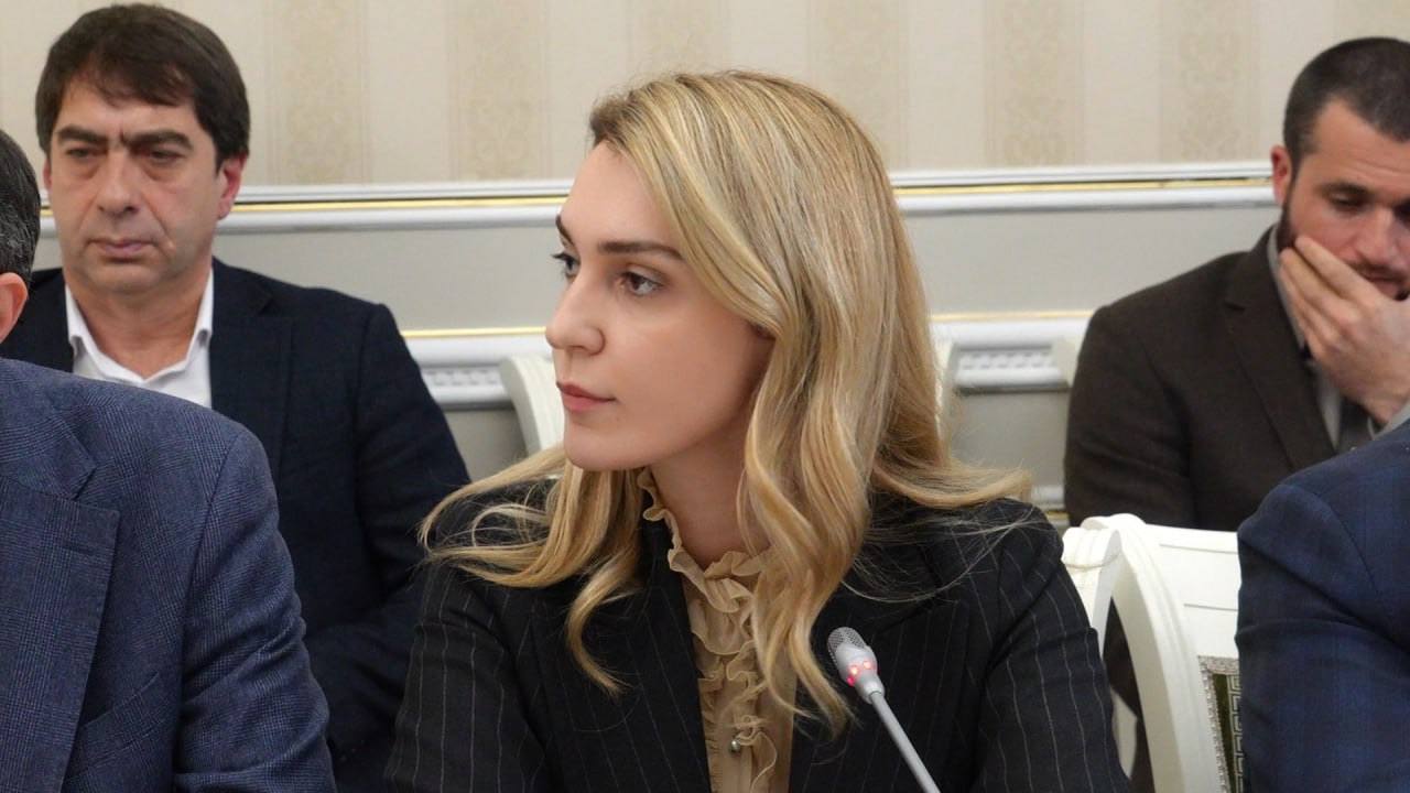 Эмилия Шахабутиновна: На совещании под руководством мэра города представила комплексный план праздничных мероприятий, посвящённых встрече Нового года Эмилия Шахабутиновна: На совещании под руководством мэра города представила комплексный план праздничных мероприятий, посвящённых встрече Нового года