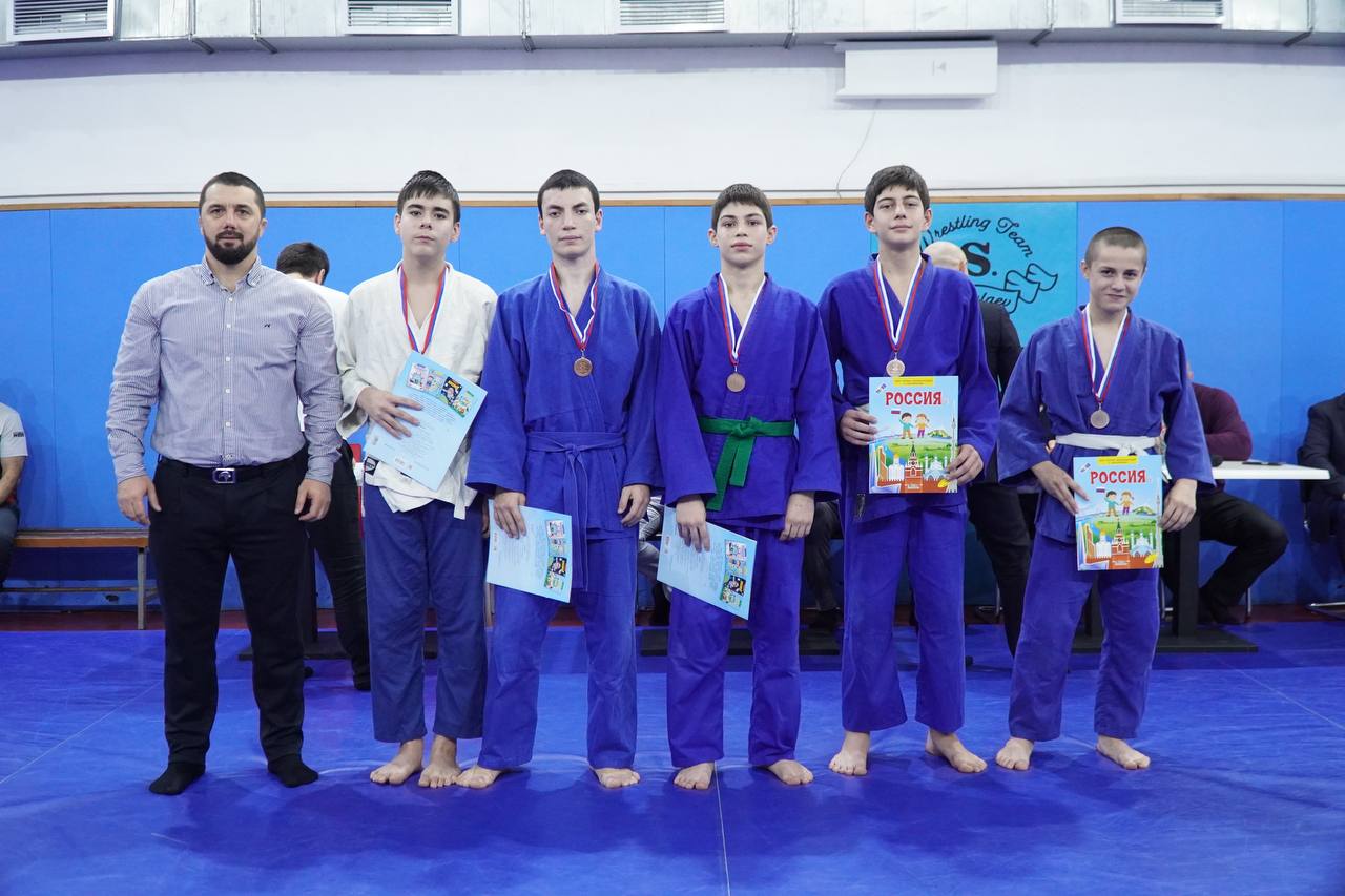 Брейн-ринг на ковре. В спортшколе имени Абдулрашида Садулаева состоялась интеллектуальная викторина на знания о своей стране, её истории, географии и культурном наследии, а также о Республике Дагестан Брейн-ринг на ковре. В спортшколе имени Абдулрашида Садулаева состоялась интеллектуальная викторина на знания о своей стране, её истории, географии и культурном наследии, а также о Республике Дагестан