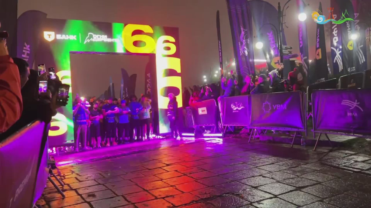 00 Старт на десяточку.. Дистанция 10 км на «Огни Дербента» началась, и бегуны уже рванули вперёд с огненной скоростью! Вместе с бегунами на трассу вышел и министр по туризму и НХП РД Эмин Мерданов и участник программы...