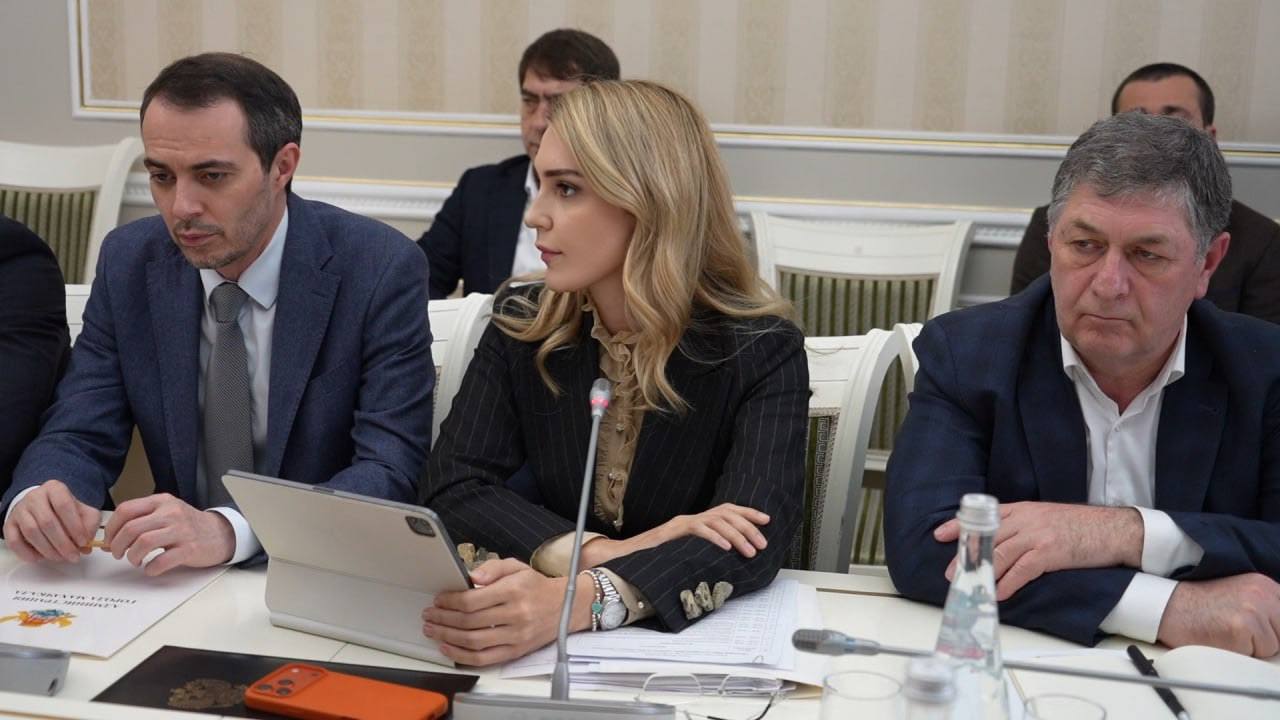 Эмилия Шахабутиновна: На совещании под руководством мэра города представила комплексный план праздничных мероприятий, посвящённых встрече Нового года Эмилия Шахабутиновна: На совещании под руководством мэра города представила комплексный план праздничных мероприятий, посвящённых встрече Нового года