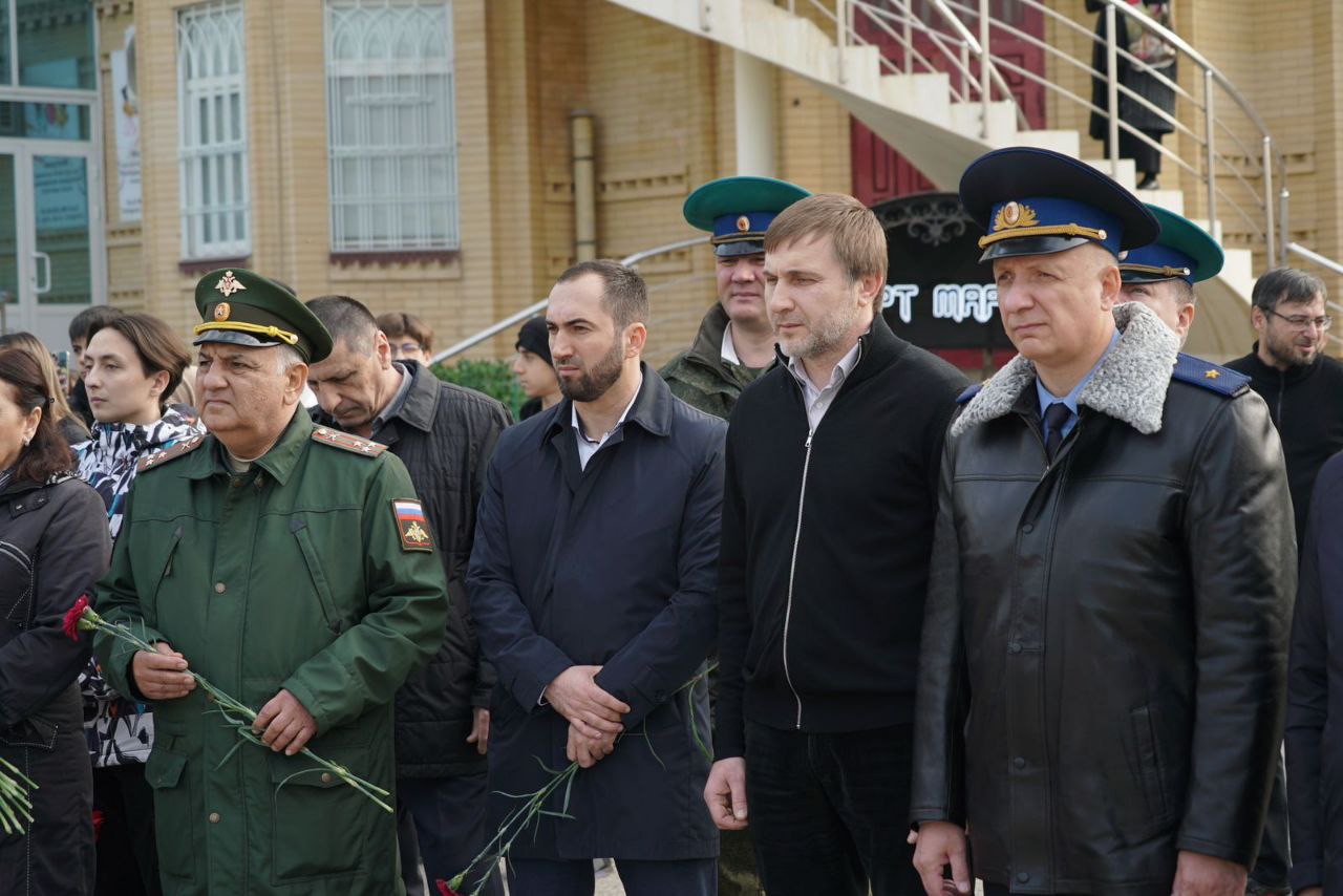 Сегодня, 16 ноября, в Каспийске состоялся митинг, посвященный памяти пограничников и членов их семей, погибших в результате террористического акта в ноябре 1996 года Сегодня, 16 ноября, в Каспийске состоялся митинг, посвященный памяти пограничников и членов их семей, погибших в результате террористического акта в ноябре 1996 года