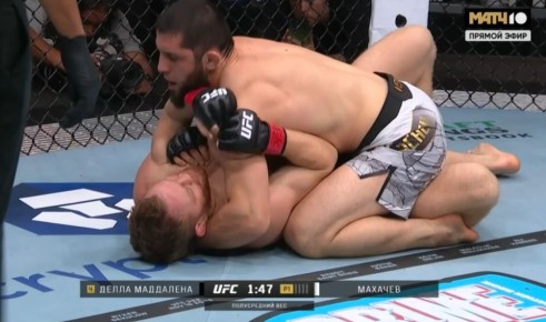 Ислам Махачев завоевал чемпионский пояс UFC в полусреднем весе