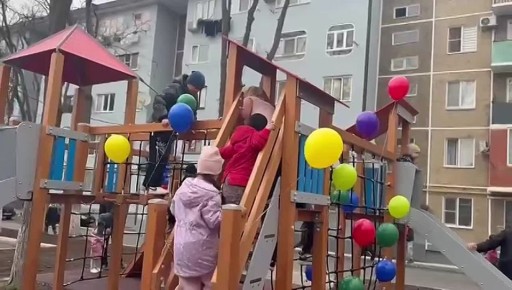 «Сегодня выиграл Ислам Махачев и двор сделали хороший!» — радостно отметил юный махачкалинец, для которого это стало настоящим двойным праздником