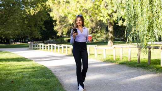 В таких брюках ноги будут казаться длиннее и стройнее: ищите в магазинах вот что