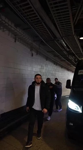 Махачев в сопровождении Хабиба прибыл на титульный бой с Маддаленой в UFC