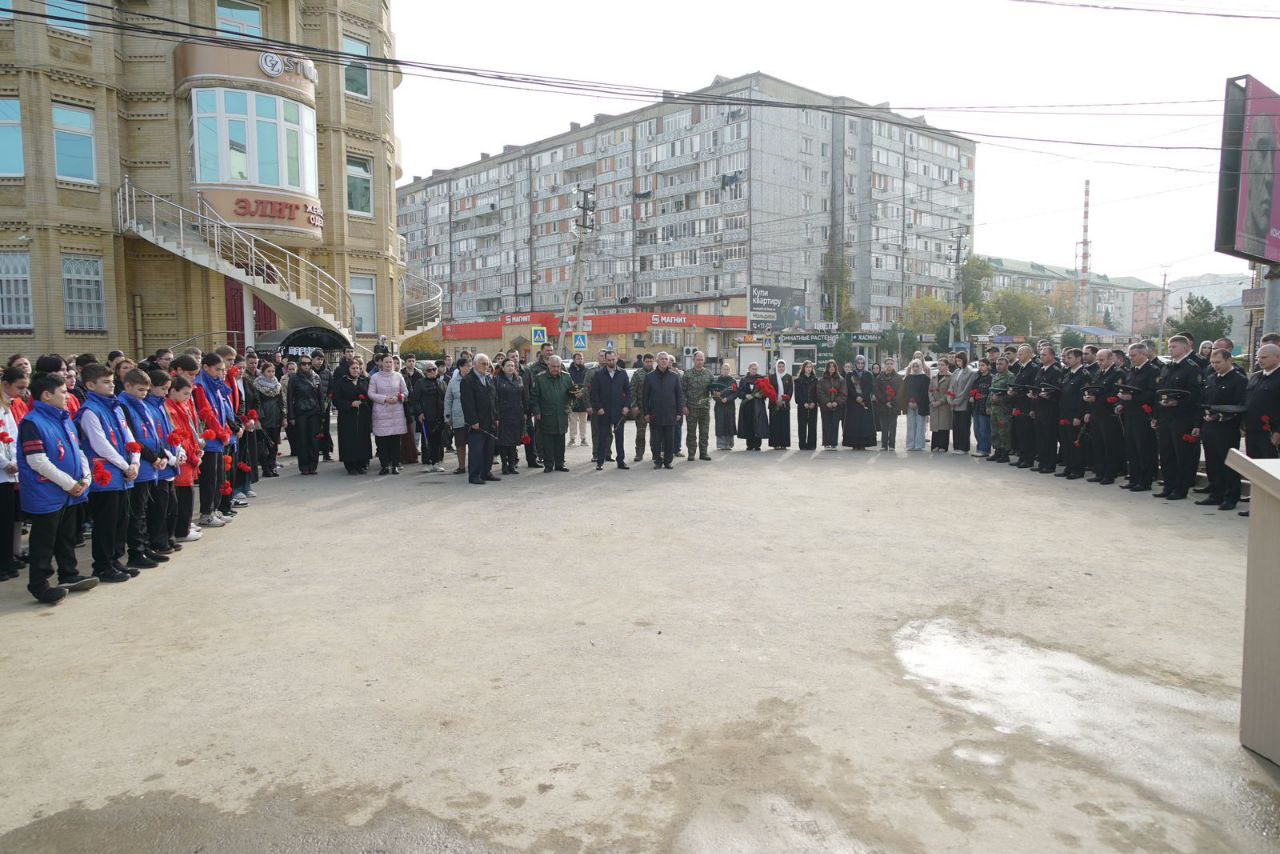 Сегодня, 16 ноября, в Каспийске состоялся митинг, посвященный памяти пограничников и членов их семей, погибших в результате террористического акта в ноябре 1996 года Сегодня, 16 ноября, в Каспийске состоялся митинг, посвященный памяти пограничников и членов их семей, погибших в результате террористического акта в ноябре 1996 года