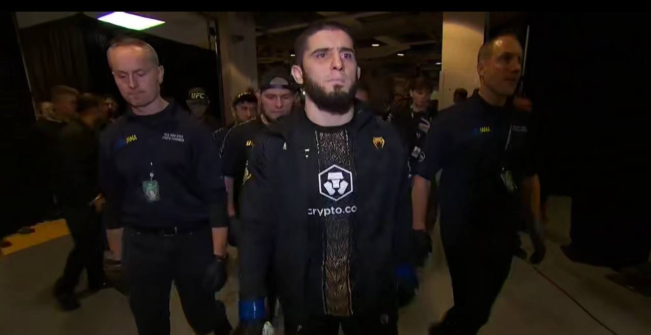 Ислам Махачев выходит в октагон