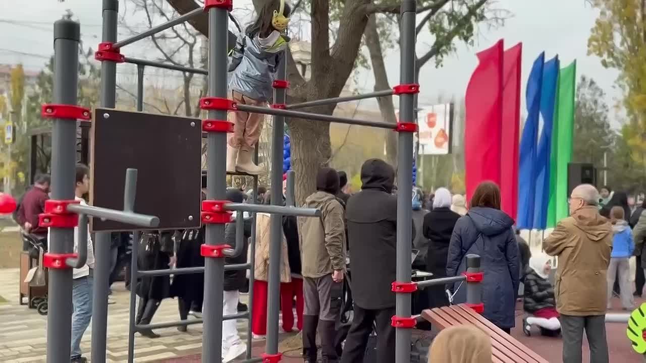 В Махачкале продолжается марафон открытия новых общественный территорий – сегодня состоялось торжественное открытие нового сквера по пр. Имама Шамиля, 31 и ул. Абубакарова