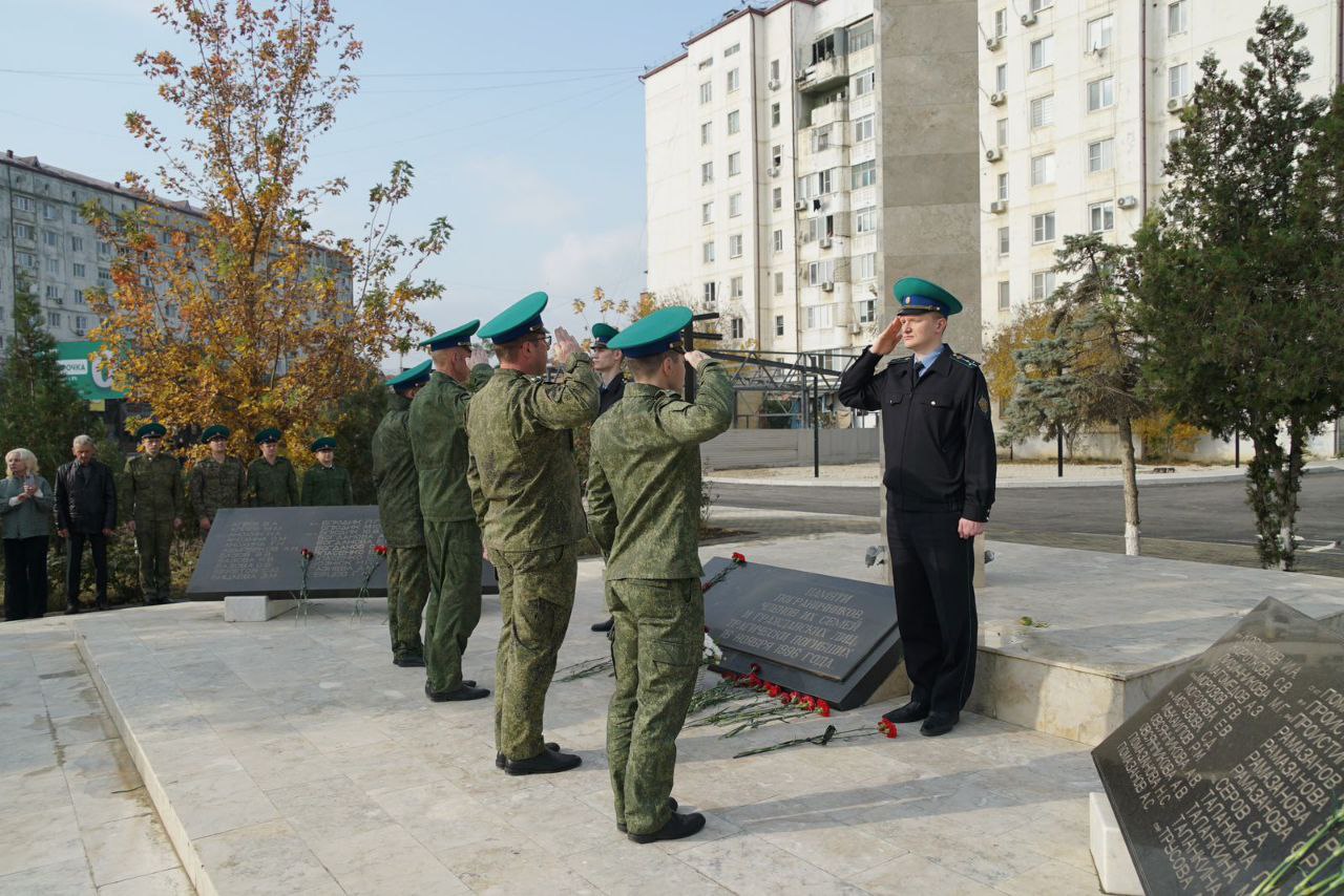 Сегодня, 16 ноября, в Каспийске состоялся митинг, посвященный памяти пограничников и членов их семей, погибших в результате террористического акта в ноябре 1996 года Сегодня, 16 ноября, в Каспийске состоялся митинг, посвященный памяти пограничников и членов их семей, погибших в результате террористического акта в ноябре 1996 года