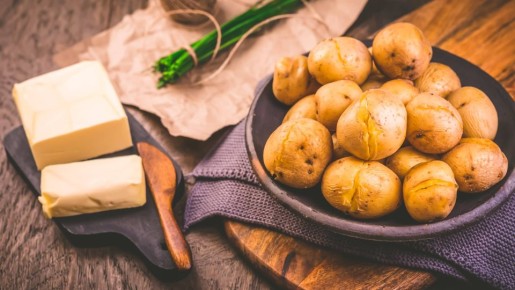 Огромную кастрюлю молодого картофеля почистите за 2 минуты: больше никакой мороки