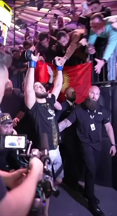 «У нас самая сильная страна, самая сильная республика», — двойной чемпион UFC Ислам Махачев после победного боя
