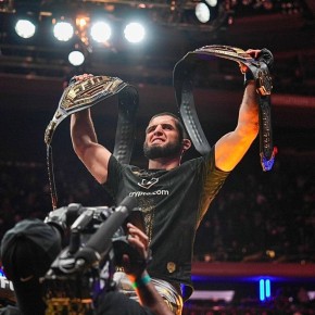 Махачев - первый двойной чемпион UFC из России