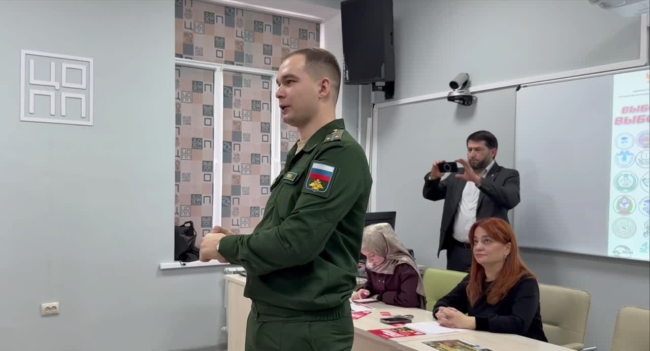 Сегодня в Махачкале на базе Технического колледжа имени Р. Н. Ашуралиева проходит встреча студентов с начальником отделения радиолокационной разведки, Дмитрием Сошиным