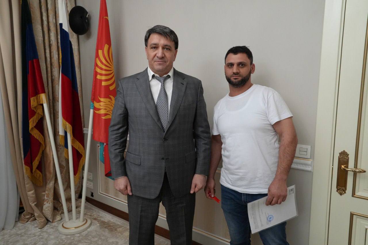 Фоторепортаж с церемонии вручения ключей: глава Махачкалы Джамбулат Салавов вручил ключи от квартир детям-сиротам и детям, оставшимся без попечения родителей Фоторепортаж с церемонии вручения ключей: глава Махачкалы Джамбулат Салавов вручил ключи от квартир детям-сиротам и детям, оставшимся без попечения родителей