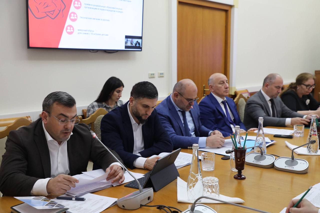 Реализацию государственной семейной политики обсудили в Правительстве РД Реализацию государственной семейной политики обсудили в Правительстве РД