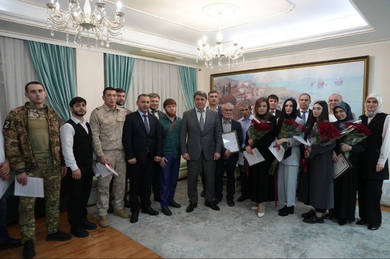 Фоторепортаж с церемонии вручения ключей: глава Махачкалы Джамбулат Салавов вручил ключи от квартир детям-сиротам и детям, оставшимся без попечения родителей