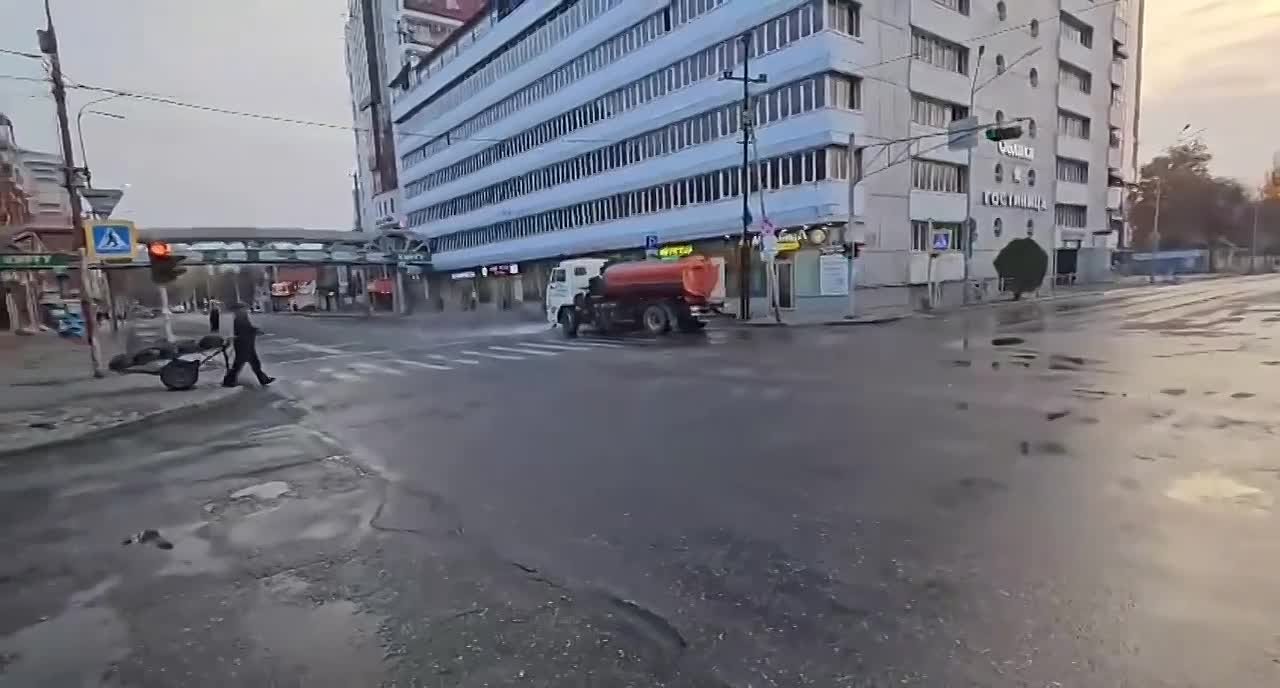 Специалисты МБУ «Благоустройство г. Махачкалы» провели плановую санитарную обработку и комплексную уборку территории, прилегающей к рынку №2