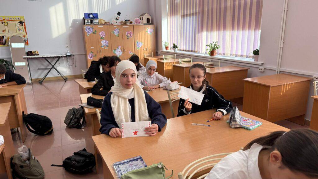 Акция «Письма на фронт» проходит в школах Дагестана: дети пишут письма на участникам специальной военной операции