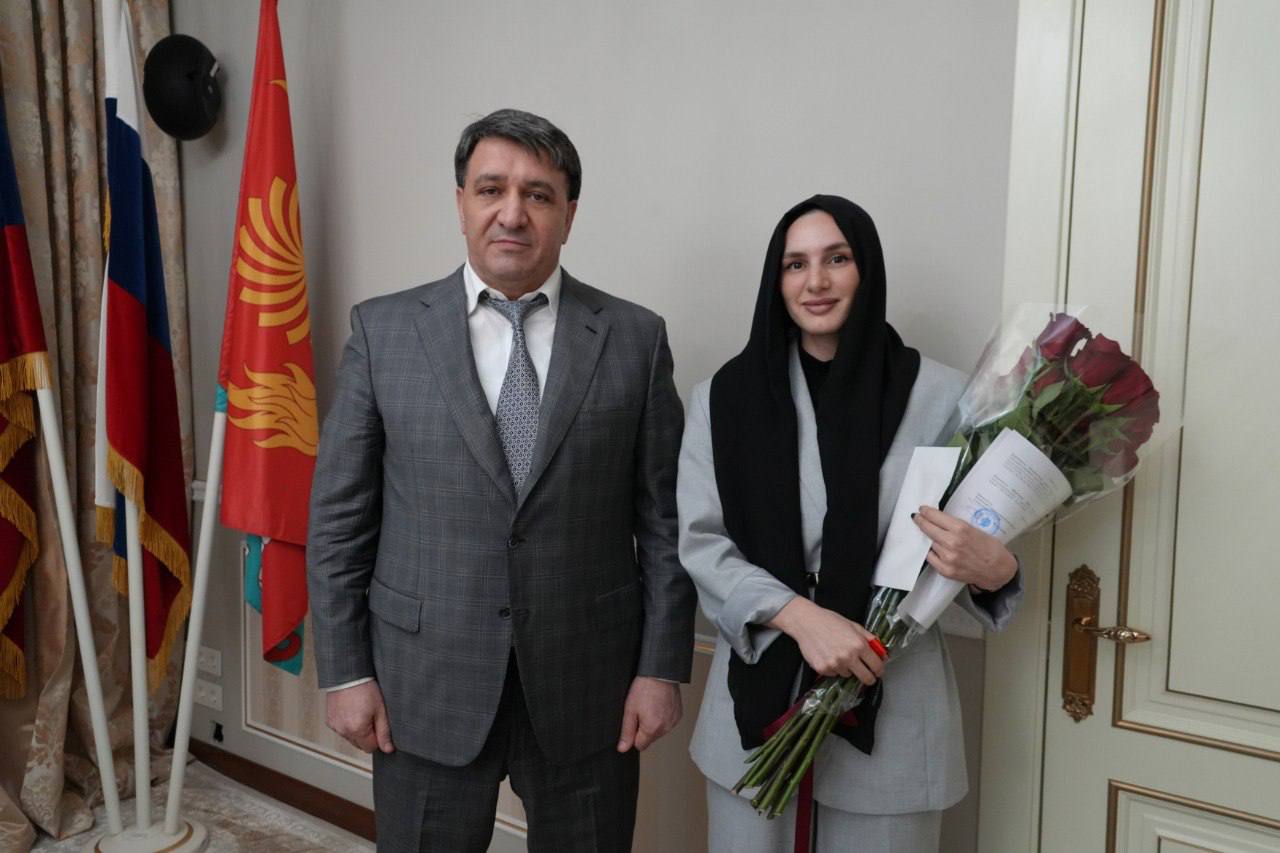 Фоторепортаж с церемонии вручения ключей: глава Махачкалы Джамбулат Салавов вручил ключи от квартир детям-сиротам и детям, оставшимся без попечения родителей Фоторепортаж с церемонии вручения ключей: глава Махачкалы Джамбулат Салавов вручил ключи от квартир детям-сиротам и детям, оставшимся без попечения родителей