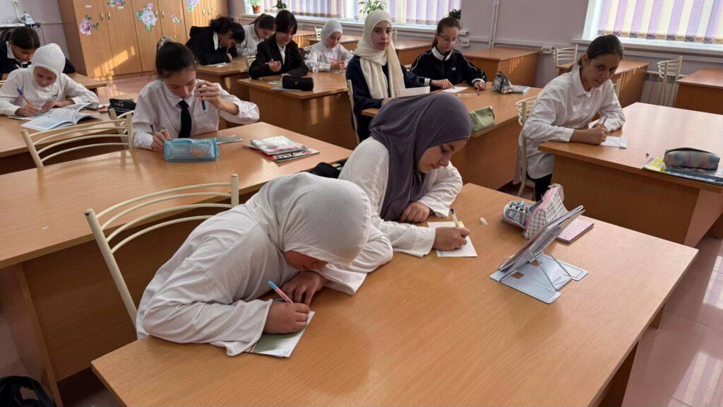 Акция «Письма на фронт» проходит в школах Дагестана: дети пишут письма на участникам специальной военной операции Акция «Письма на фронт» проходит в школах Дагестана: дети пишут письма на участникам специальной военной операции