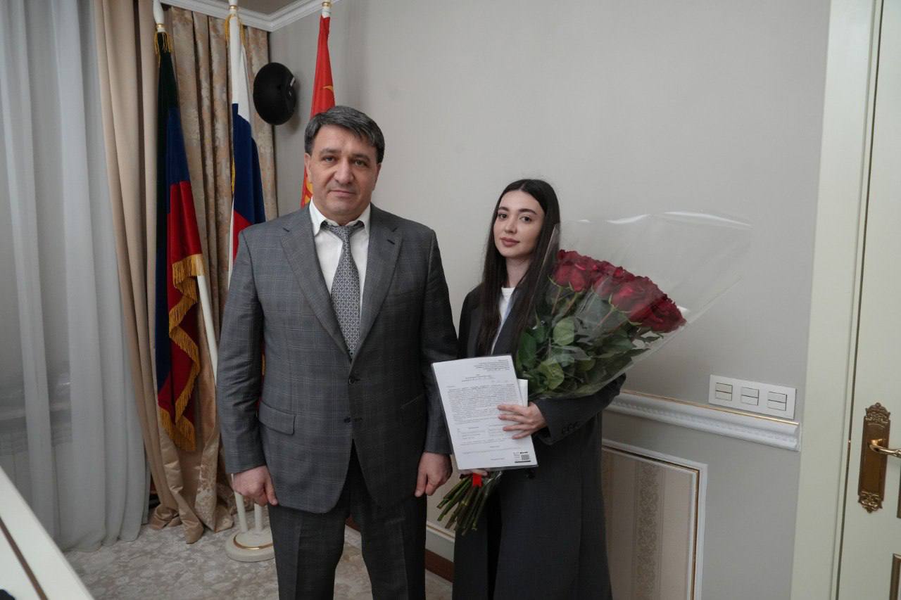 Фоторепортаж с церемонии вручения ключей: глава Махачкалы Джамбулат Салавов вручил ключи от квартир детям-сиротам и детям, оставшимся без попечения родителей Фоторепортаж с церемонии вручения ключей: глава Махачкалы Джамбулат Салавов вручил ключи от квартир детям-сиротам и детям, оставшимся без попечения родителей