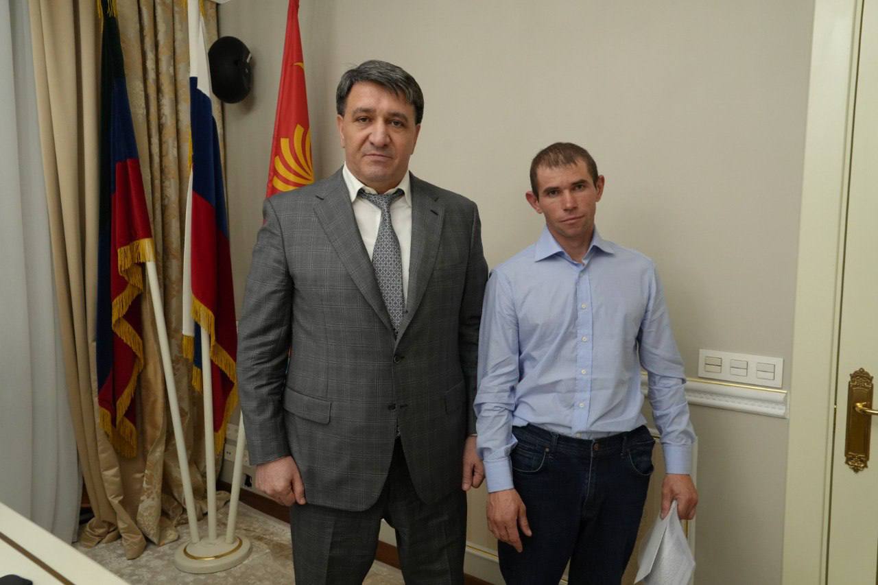 Фоторепортаж с церемонии вручения ключей: глава Махачкалы Джамбулат Салавов вручил ключи от квартир детям-сиротам и детям, оставшимся без попечения родителей Фоторепортаж с церемонии вручения ключей: глава Махачкалы Джамбулат Салавов вручил ключи от квартир детям-сиротам и детям, оставшимся без попечения родителей